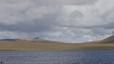 Paisaje-De-Llanuras-Y-Lago,-Pampas-Galeras,-Perú