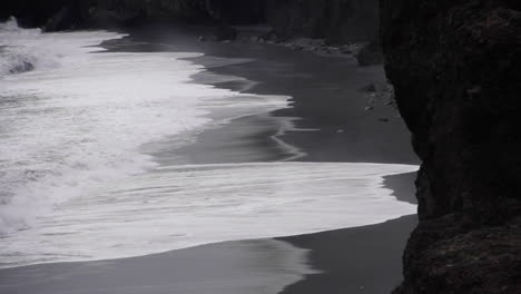 Wellen-Plätschern-Am-Isländischen-Schwarzen-Sandstrand-Gegen-Die-Küste
