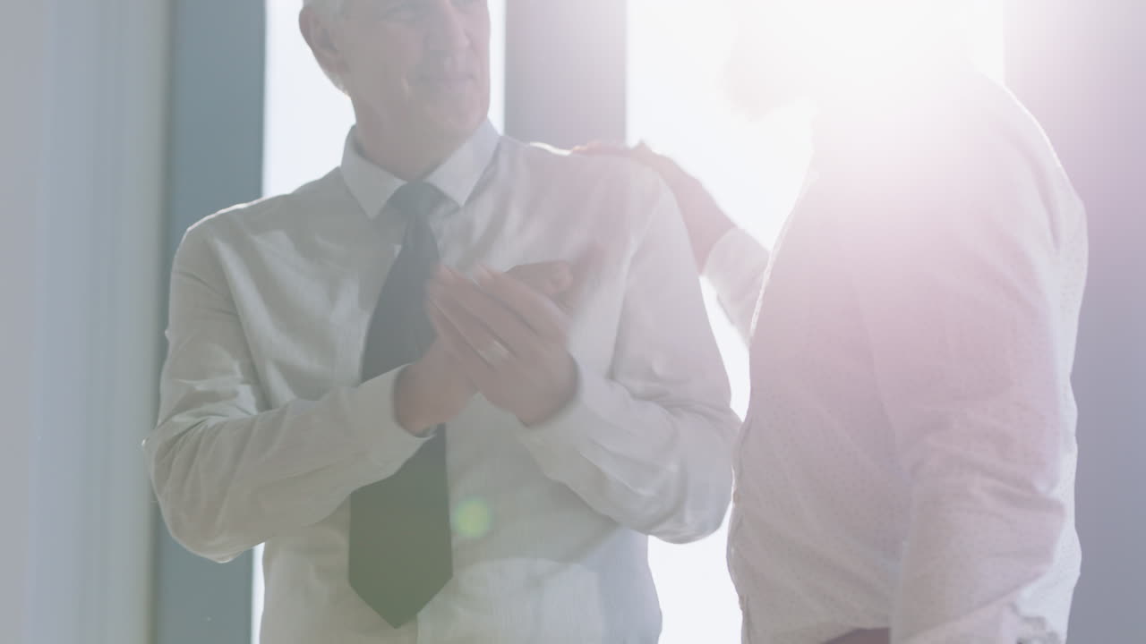 경영진들이 박수를 치고 이사회 회의실에서 박수를 치고 성공적인 기업 파트너십 계약을 맺고 사무실 4k에서 협력할 수 있는 기회를 환영합니다.