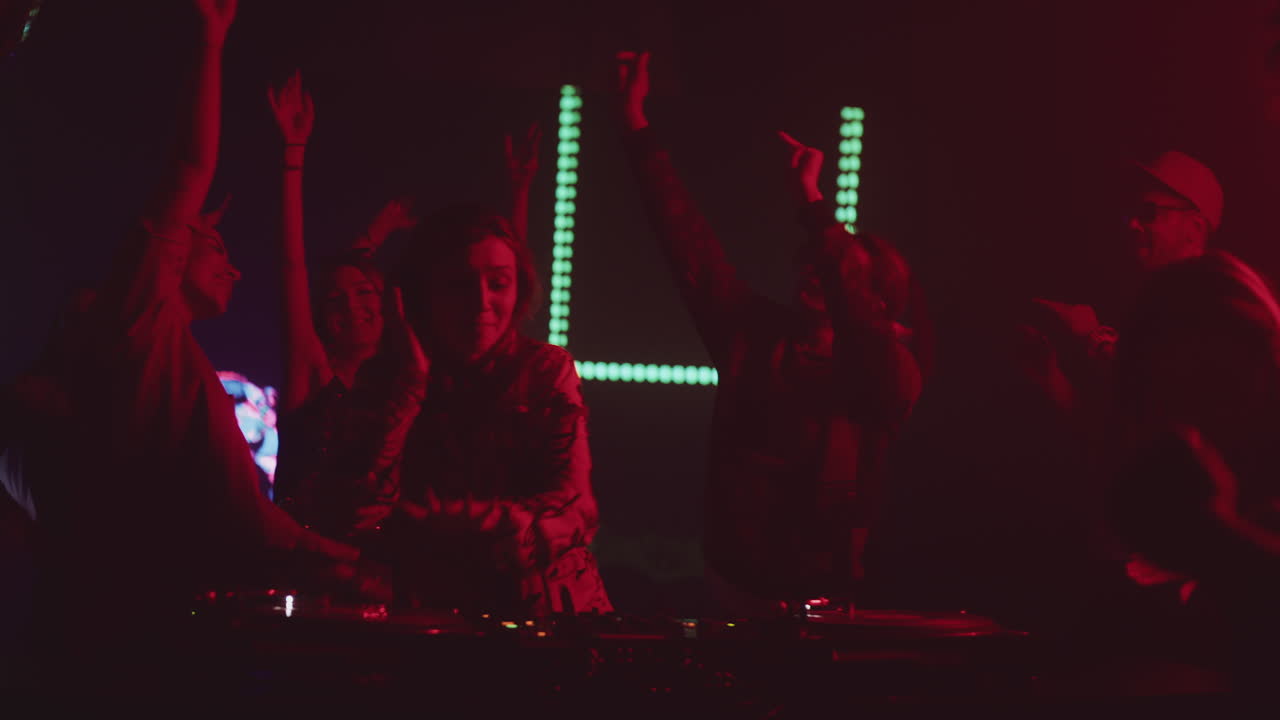 Gece Kulübünde DJ Partisi