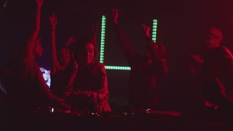 fiesta de dj en un club nocturno