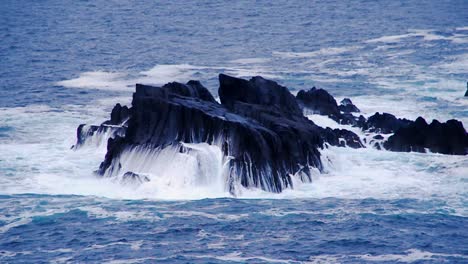 Schöne-Blaue-Meereswellen,-Die-über-Große-Felsbrocken-In-Der-Grafschaft-Kerry,-Irland,-Krachen