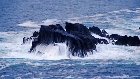 Hermosas-Olas-Azules-Del-Océano-Rompiendo-Sobre-Grandes-Rocas-En-El-Condado-De-Kerry,-Irlanda