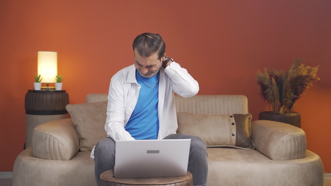 hombre con dolor de cuello.