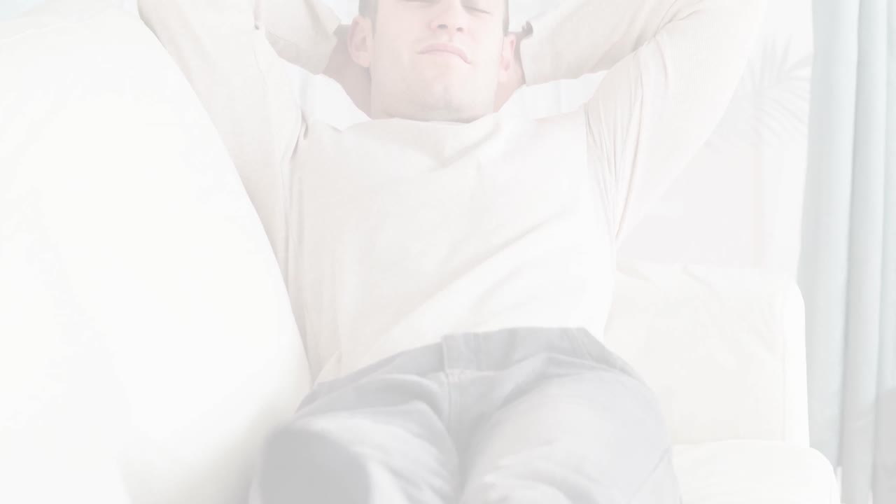 카우카시안 남자의 애니메이션이 휴식을 취하고 누워 있습니다.