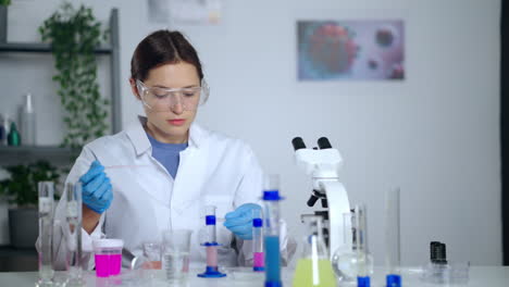 científico que lleva a cabo un experimento en un laboratorio