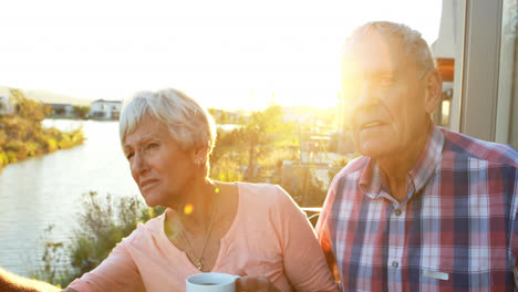 Pareja-Mayor,-Con,-Taza-De-Café,-Posición,-En,-Balcón,-4k