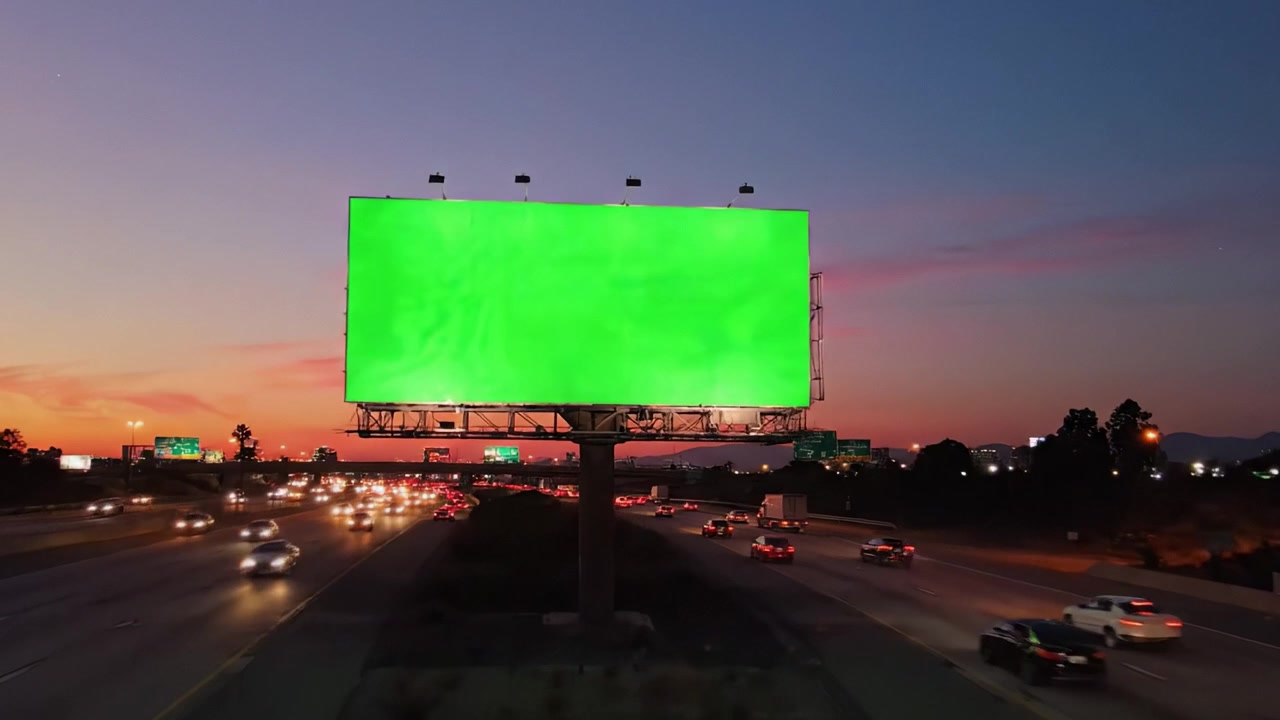 Una serie de vallas publicitarias iluminadas capturadas al atardecer y por la noche, mostrando un vibrante lienzo verde en medio de la dinámica del tráfico urbano y los cielos vespertinos.