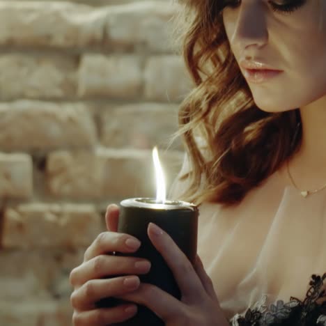 la bruja adivinando con una vela.