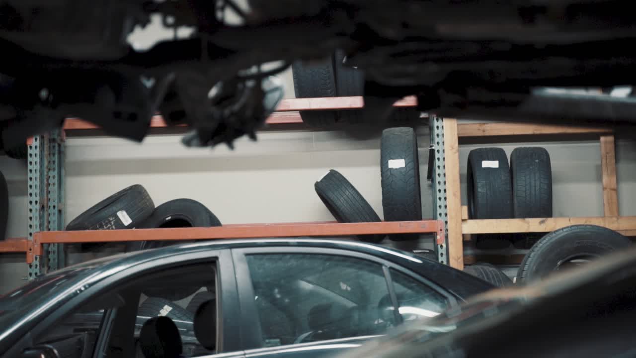 선반에 있는 자동차 가게의 타이어