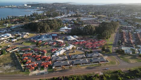 Esperance-Stadt-Mit-Hafen-Im-Hintergrund-Bei-Sonnenuntergang,-Westaustralien