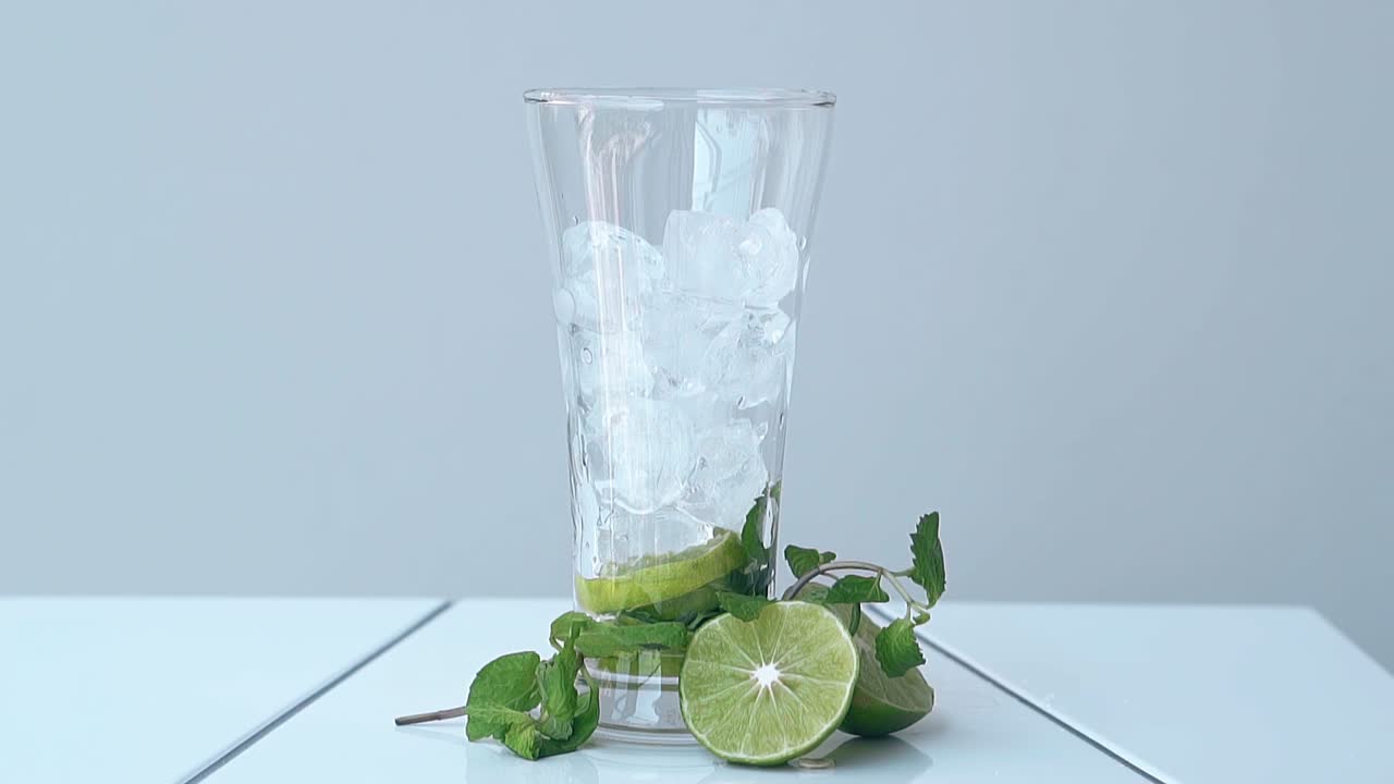 하 ⁇  테이블 위에 얼음 큐브로 가득 찬 높은 반 ⁇ 이는 유리