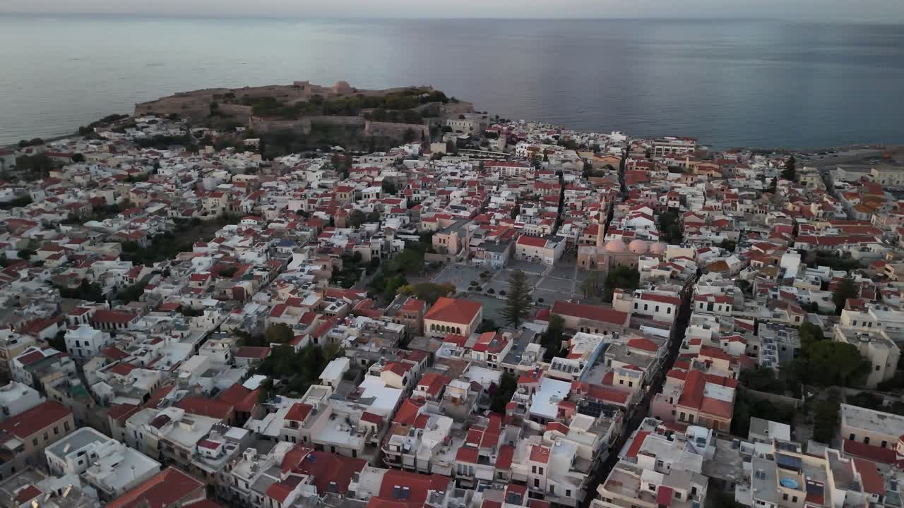 Vista aérea sobrevoando a cidade velha de Rethymno e sua fortaleza veneziana na ilha de Creta