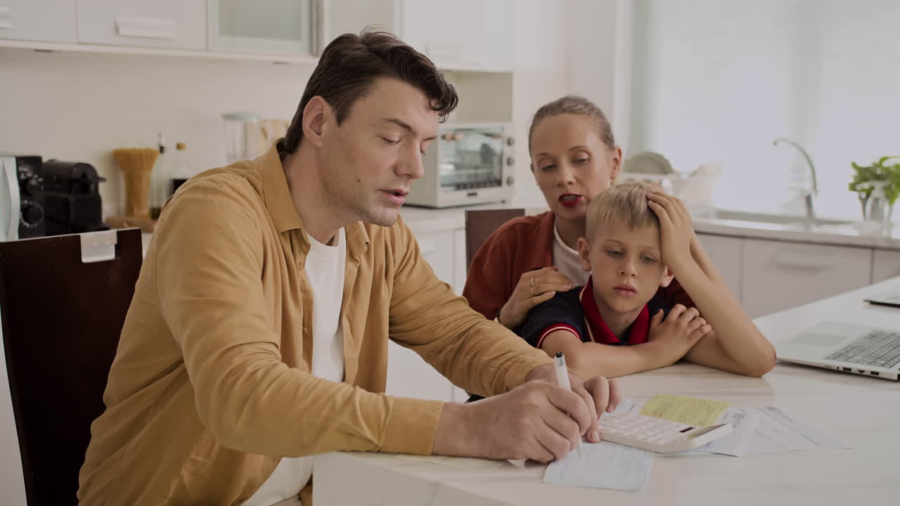 Figlio stanco seduto con il padre e la madre mentre calcolano il budget familiare