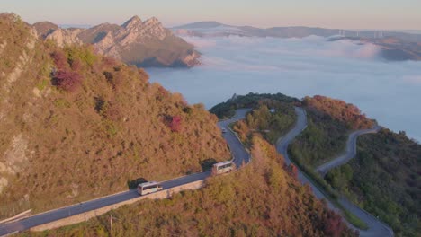 Tourbus-Mit-Touristenfahrt-Auf-Bergstraße-In-Italien-Bei-Sonnenaufgang,-Antenne