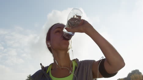 coureuse femme buvant une bouteille d'eau éruption solaire énergie solaire