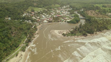 vista aérea de drones del río ortoire que fluye en el océano atlántico en la costa sureste de trinidad