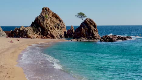 Luego-Mar-Bahía-De-La-Mar-Menuda-Hermosa-Playa-Con-Agua-Turquesa-Y-Arenas-Gruesas-Mar-Azul-Caribeño-Rocas-Turquesas-En-El-Fondo-Sin-Gente