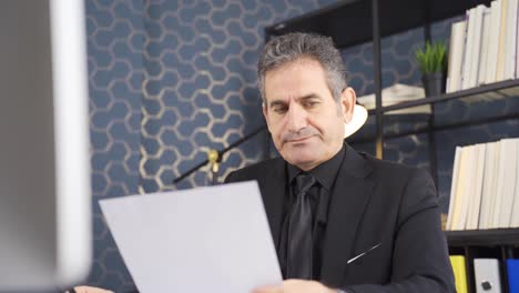 el hombre de negocios se frustra, falla.