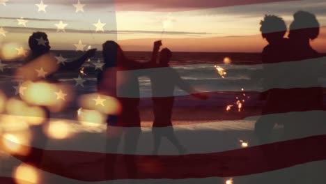 Animation-Der-Schwenkenden-Flagge-Der-USA-über-Einer-Gruppe-Von-Freunden,-Die-Spaß-Am-Strand-Haben