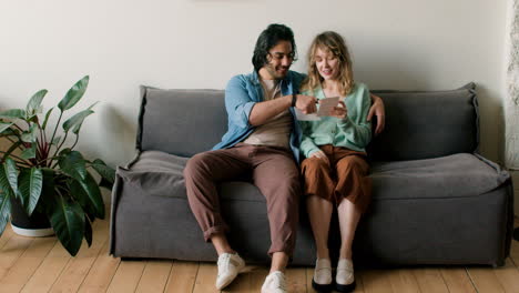 Man-and-woman-sitting-on-the-sofa