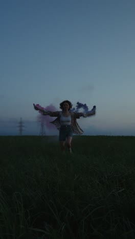 mujer corriendo en un campo con humo de color