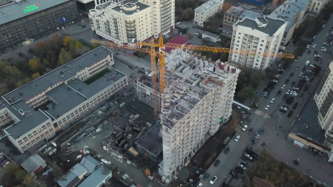 vista aérea de un sitio de construcción con una grúa en una ciudad