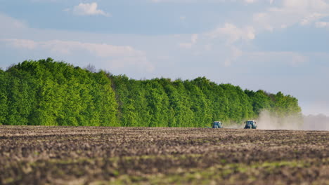 Dos-Tractores-Aran-El-Campo-En-La-Preparación-De-Primavera-Para-La-Siembra