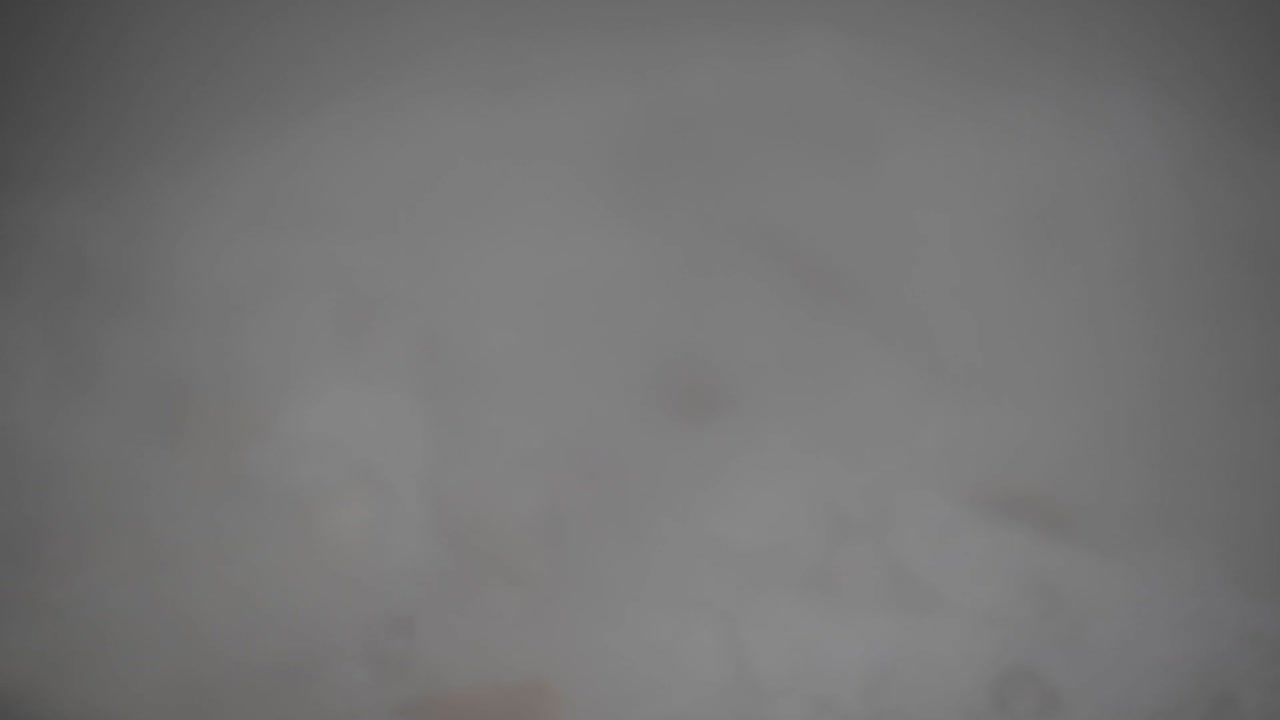 приготовление супа с огромным горшком на пищевой фабрике или на кухне