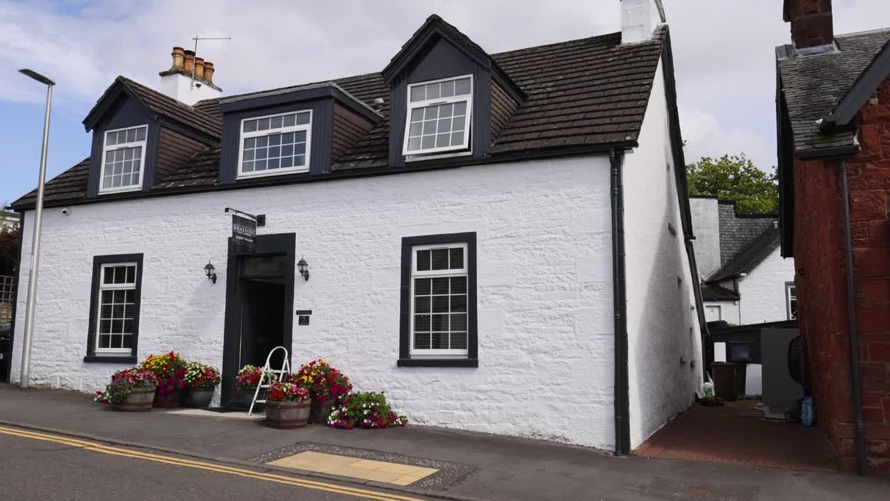 casas de ladrillo blanco y rojo con flores