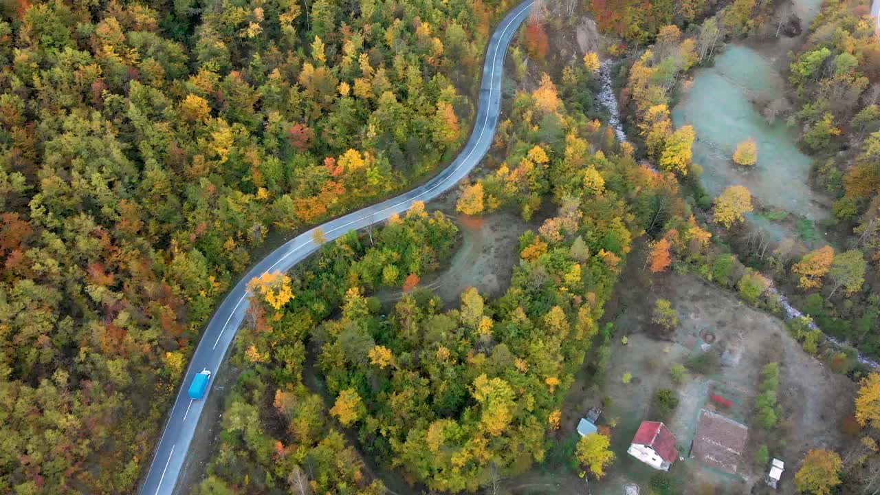conduciendo a través de increíbles colores de otoño durante la temporada de otoño en el parque nacional durmitor montenegro