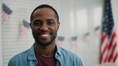 Video-De-Retrato-De-Un-Hombre-Negro-En-El-Lugar-De-Votación