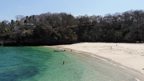 panamá en febrero tomas de drones de la isla contadora con playas, arena, mar, cielos azules y momentos relajantes