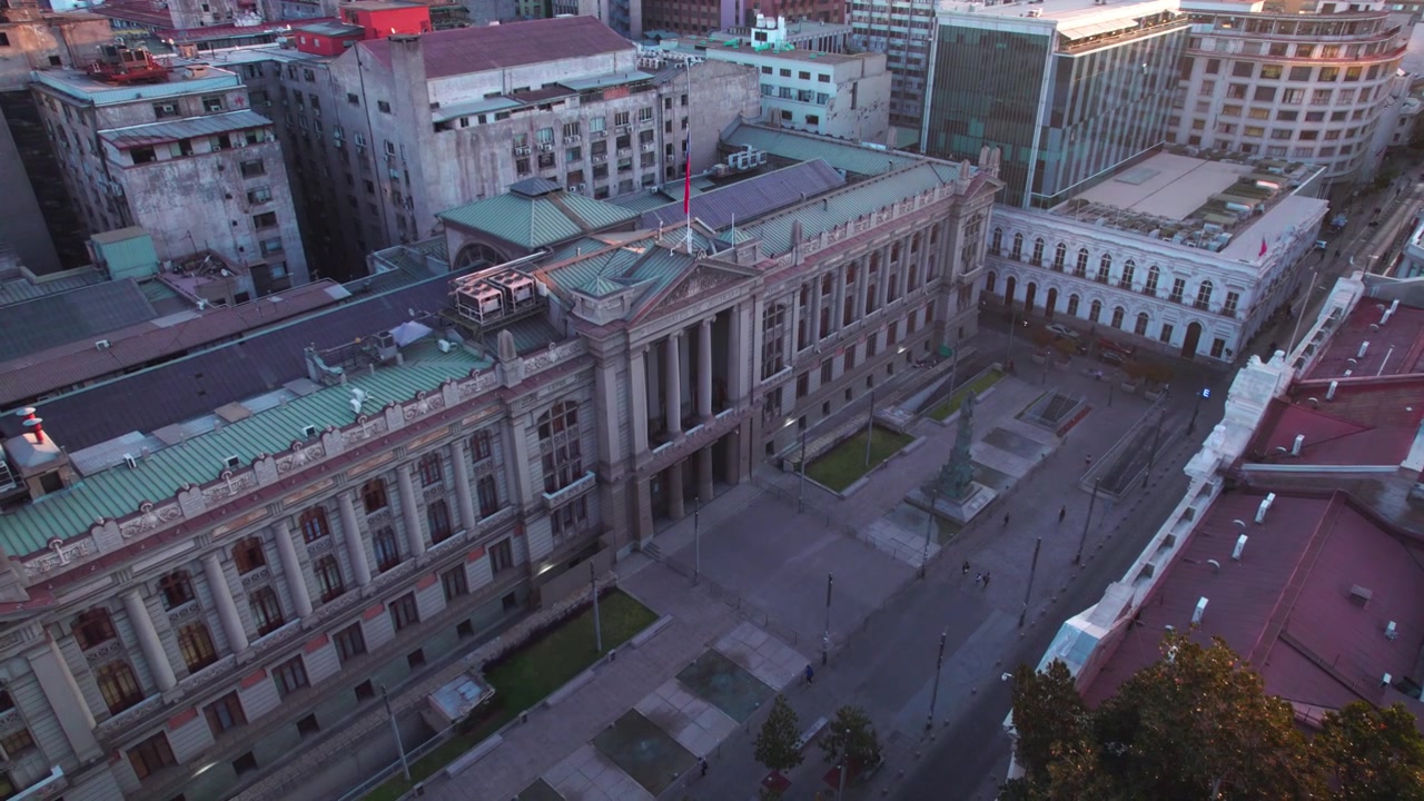 Maestoso Palazzo di Giustizia di Santiago in stile neoclassico, vista dall'alto, Cile