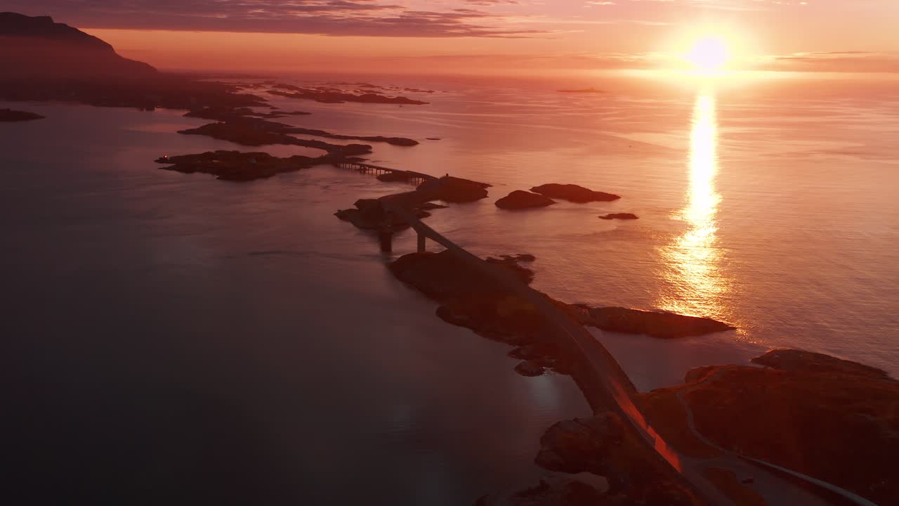 Upea auringonlasku saariketjun yllä Atlantin tiellä, jonka sillat yhdistävät.