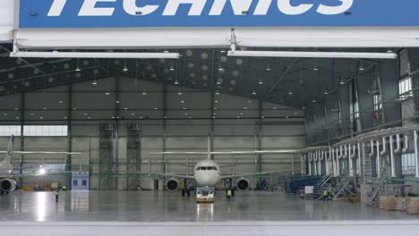 mantenimiento de aviones en un hangar