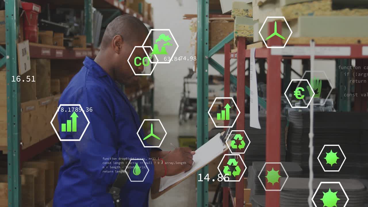 Funcionário de armazém iniciando uma auditoria, verificando prateleiras e anotando contagens, enquanto um HUD verde se sobrepõe ao trabalhador.