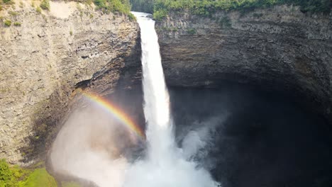 Helmcken-Cae-Sumergiéndose-En-El-Río-Murtle-En-El-Tranquilo-Y-Pintoresco-Parque-Provincial-Wells-Grey-En-Columbia-Británica,-Canadá