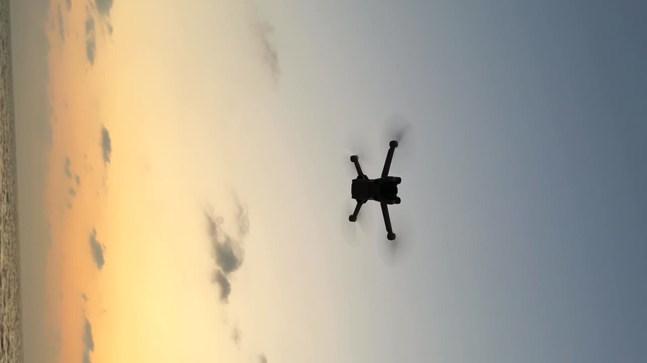 인도의 고아의 차포라 해변에서 촬영된 드론