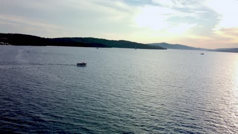 Imágenes-Aéreas-De-Drones-De-4k-De-Un-Ferry-Que-Cruza-El-Agua-Entre-Las-Islas-Frente-A-Croacia