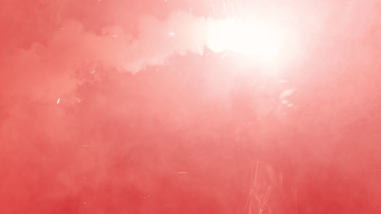 밤에 도시에서 플레어와 함께 춤을 추는 여성 반항적 인 소녀는 불꽃놀이와 함께 거리에서 시위를합니다 여성 천년 자유 운동