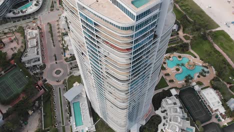 vista aérea de la franja de playa con condominio y resort