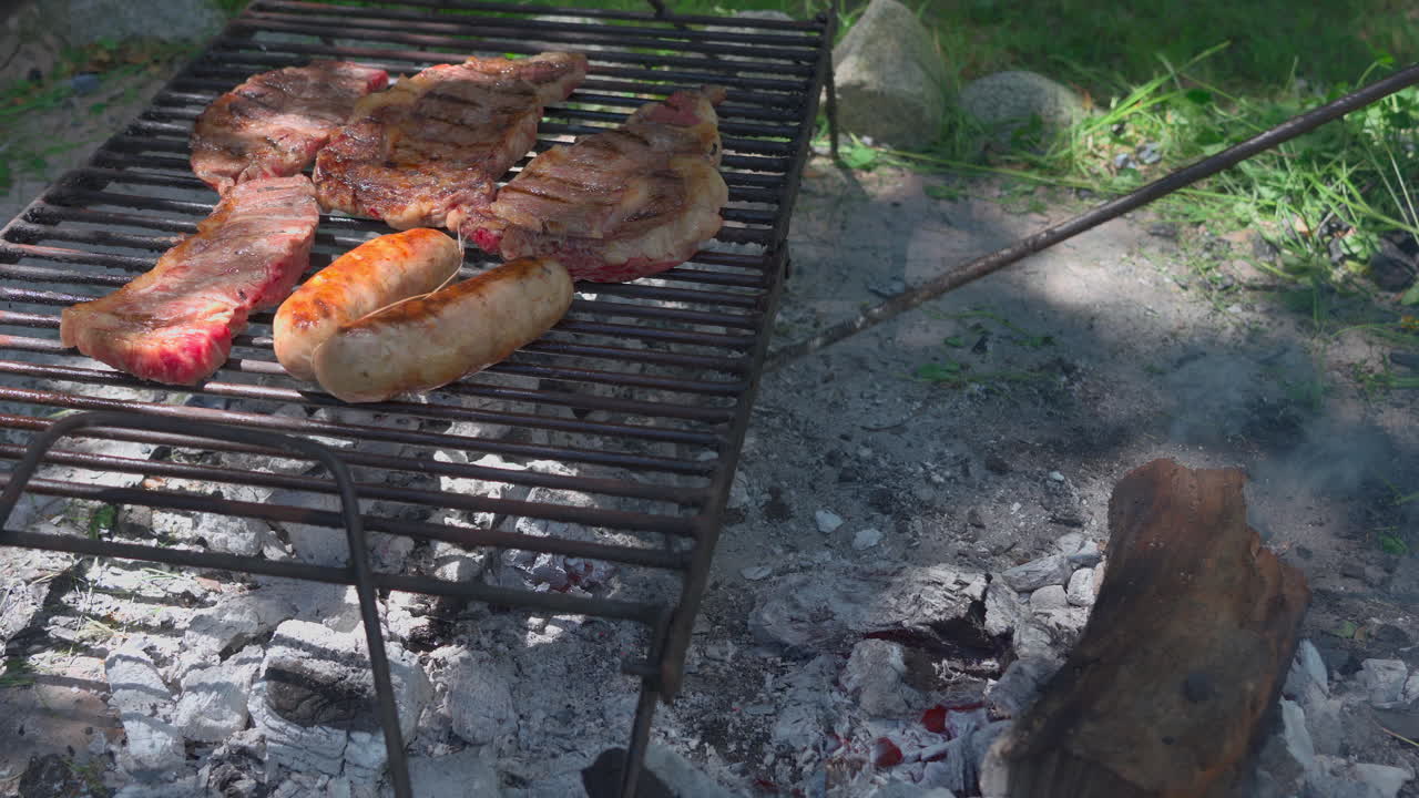 barbacoa argentina, asado tradicional. arreglando las brasas