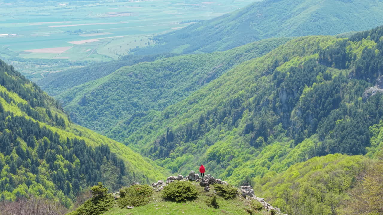 Peaceful and elevated, this spring hike leads to a breathtaking lookout where a female traveler enjoys solitude, nature, and panoramic mountain views near Beklemeto.