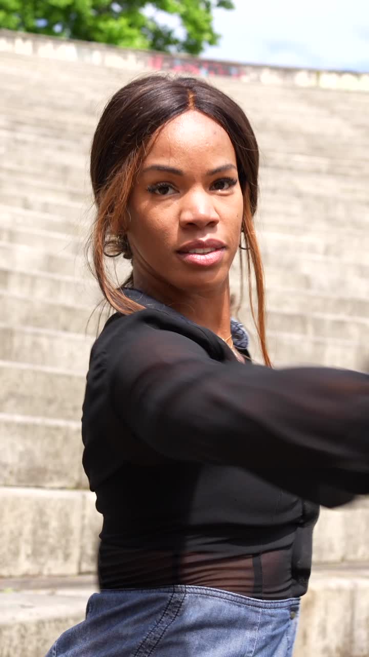 mujer bailando en las escaleras