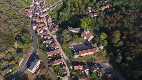 Vista-Aérea-Del-Pueblo-De-Gargilesse-Y-Su-Castillo,-Francia.