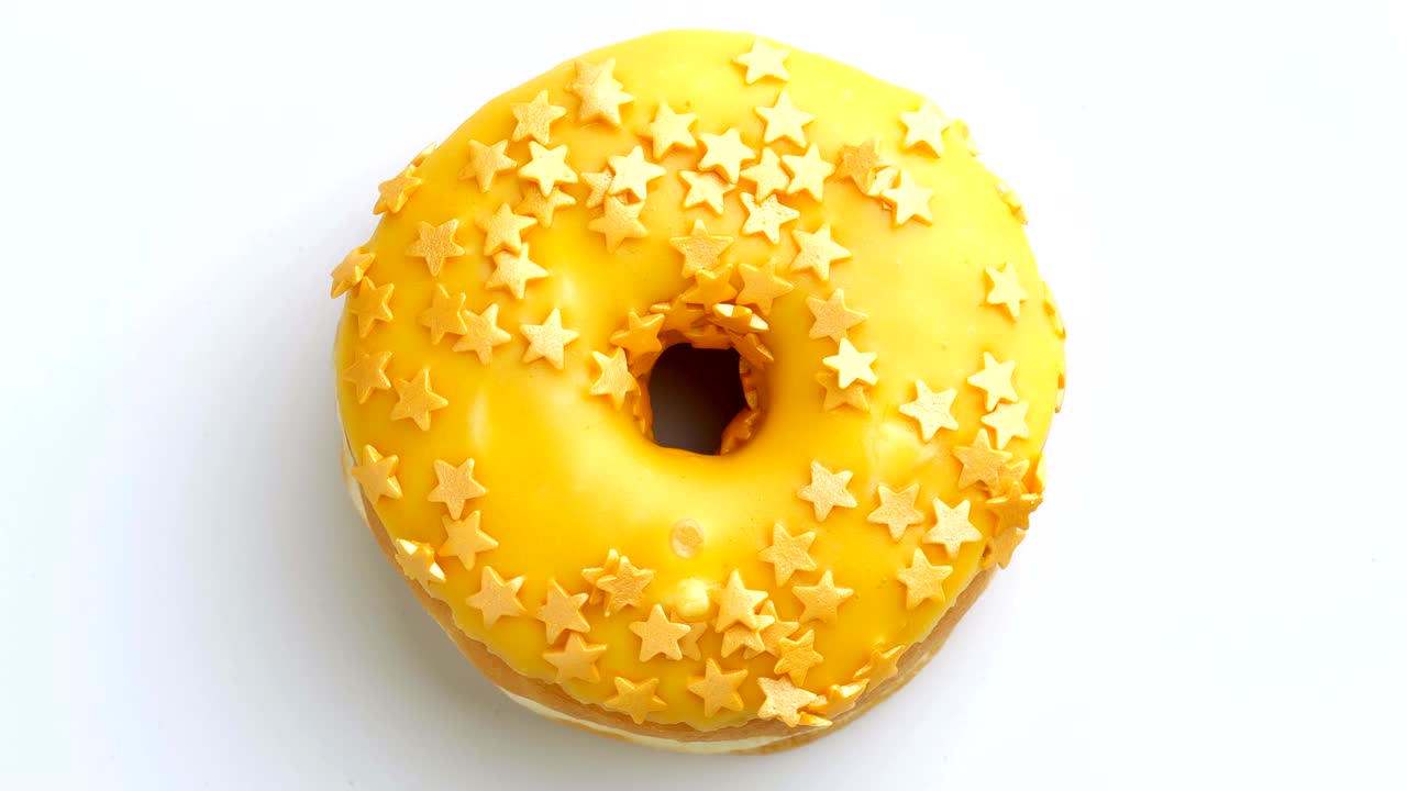 el donut glazado de primer plano.