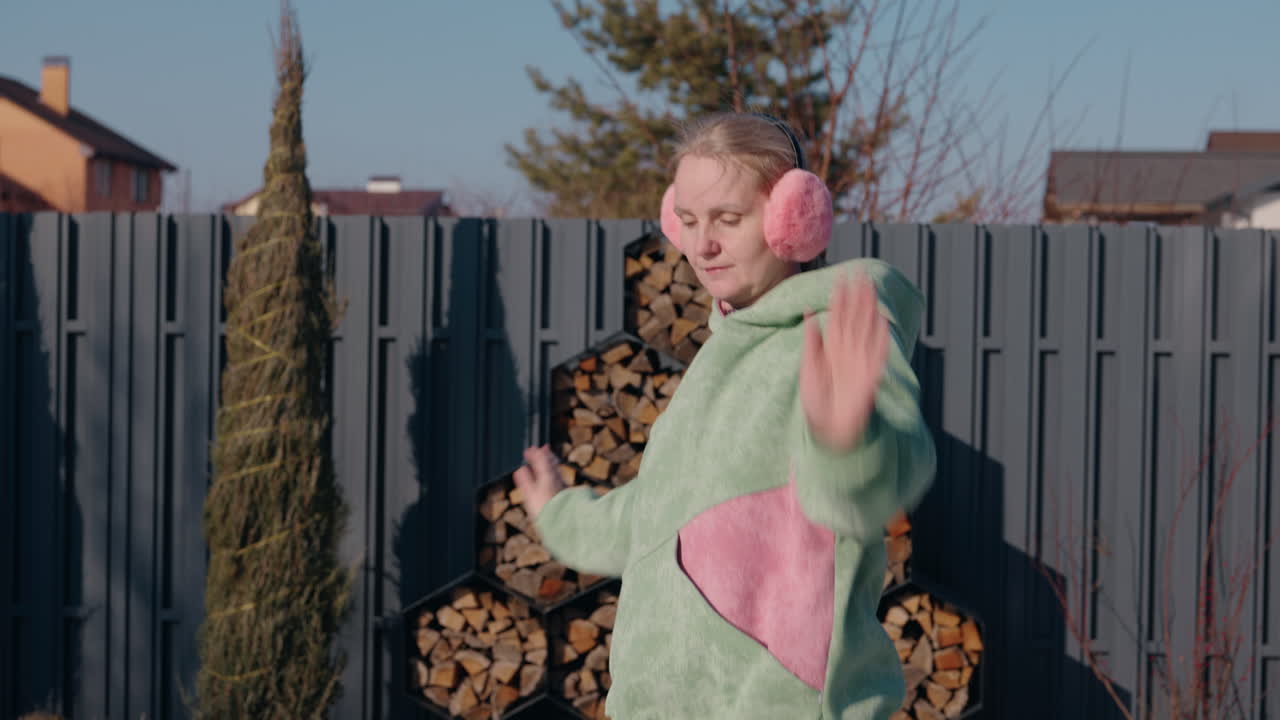 정원에서 춤을 추는 여자