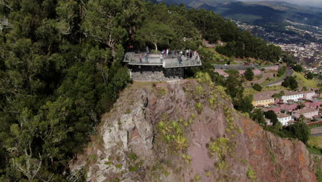 toma aérea cinematográfica y en órbita hasta el punto de vista de cabo girao en la isla de madeira y en un día soleado