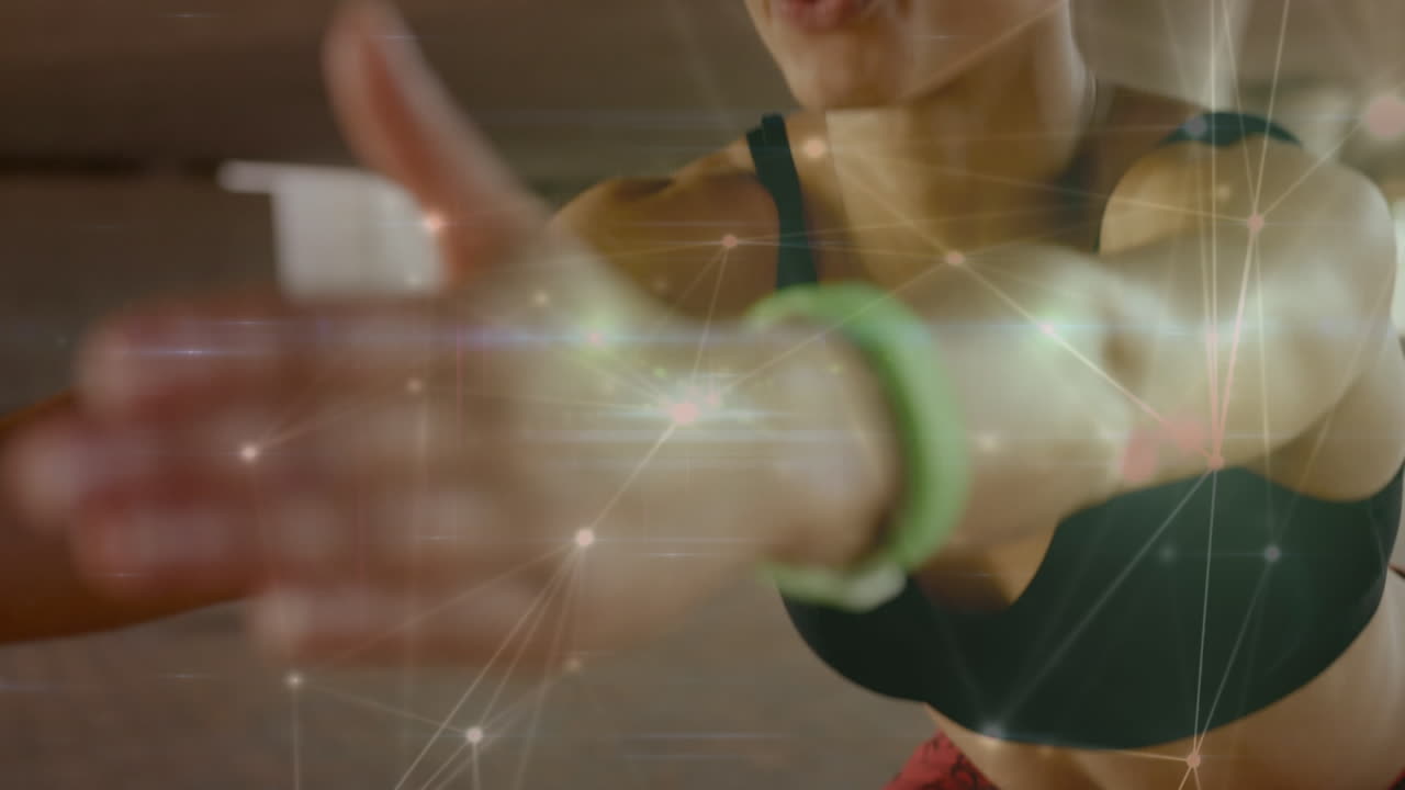 animación de conexiones sobre la mujer biracial en forma estirándose